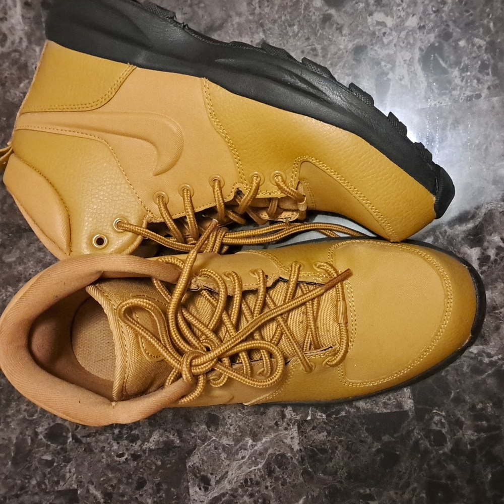 NIKE ACG boots size 6 ( boys) Winter Boots, kids winter boots